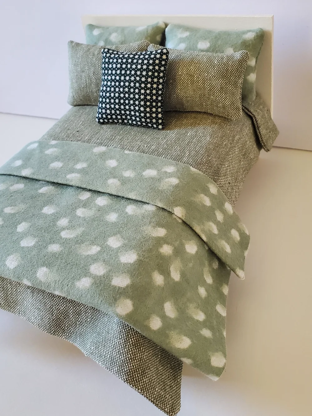 Miniature Dollhouse 1:12 Scale Bedding Set Green